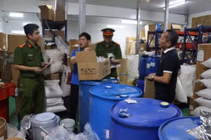 Công an kiểm tra kho nguyên liệu chế biến các sản phẩm.
