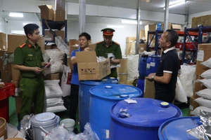 Công an kiểm tra kho nguyên liệu chế biến các sản phẩm.