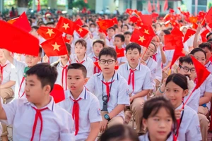 Gần 2,3 triệu học sinh Hà Nội hân hoan chào đón năm học mới.