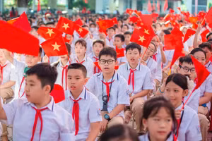 Gần 2,3 triệu học sinh Hà Nội hân hoan chào đón năm học mới.