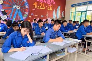 Học sinh lớp 12, Trường THPT Nguyễn Trãi ôn thi tốt nghiệp.