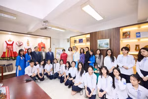 Không gian văn hóa Nga tại Trường THPT chuyên Hà Nội - Amsterdam.