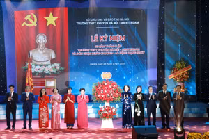 Các đồng chí lãnh đạo tặng hoa chúc mừng thành tích của Trường THPT chuyên Hà Nội - Amsterdam.