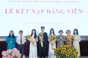 Đảng bộ Quận Cầu Giấy và Đảng bộ Trường THPT chuyên Hà Nội - Amsterdam chúc mừng các tân đảng viên.