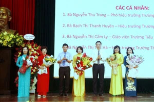 Lãnh đạo Sở GD&ĐT Hà Nội và quận Hoàn Kiếm khen thưởng các cá nhân đạt thành tích xuất sắc.