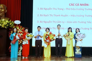 Lãnh đạo Sở GD&ĐT Hà Nội và quận Hoàn Kiếm khen thưởng các cá nhân đạt thành tích xuất sắc.