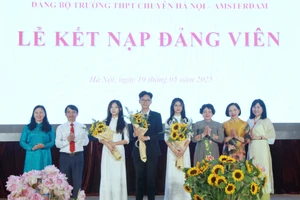 Đảng bộ Quận Cầu Giấy và Đảng bộ Trường THPT chuyên Hà Nội - Amsterdam chúc mừng các tân đảng viên.