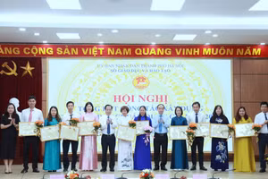 Lãnh đạo Sở GD&ĐT Hà Nội trao bằng công nhận đạt chuẩn quốc gia cho các trường. 