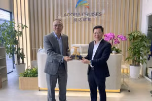 Giám đốc Sở Văn hóa Thể thao và Du lịch Quảng Ninh tặng quà lưu niệm cho Tổng Giám đốc hãng tàu biển Adora.