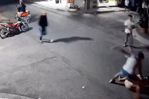Nhóm thanh niên vây đánh người đàn ông.