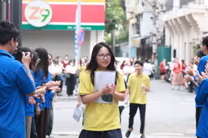 Thí sinh dự thi sáng 27/6.