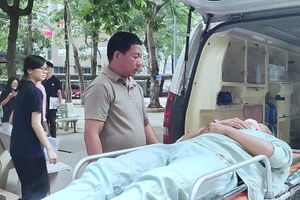 Thí sinh Nguyễn Trung Kiên được xe cấp cứu chở đến điểm thi. Ảnh: CTV