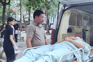 Thí sinh Nguyễn Trung Kiên được xe cấp cứu chở đến điểm thi. Ảnh: CTV