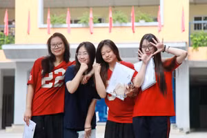 Thí sinh dự thi tại Điểm thi Trường THCS Ngô Sĩ Liên (quận Hoàn Kiếm, Hà Nội).