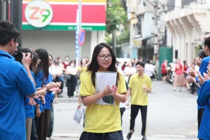 Thí sinh dự thi sáng 27/6.