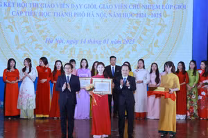 Giám đốc Sở GD&ĐT Hà Nội Trần Thế Cương, Vụ trưởng Vụ Giáo dục Tiểu học Thái Văn Tài trao giải Nhất cho các giáo viên.