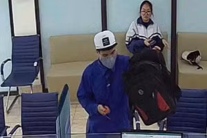 Nghi phạm cướp ngân hàng ở Quảng Ninh. Ảnh cắt từ clip