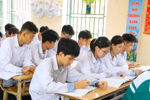 Học sinh lớp 9 Trường THCS Vũ Chính (TP Thái Bình) trong giờ ôn tập.