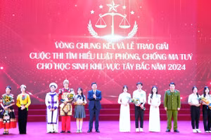 Ban tổ chức trao giải cho các đội thi.