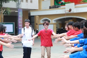 Thí sinh dự thi môn Ngữ văn - sáng 26/6 tại Điểm thi Trường THPT Trần Nhân Tông (Hà Nội).