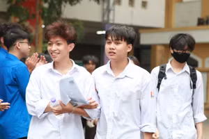 Thí sinh rời phòng thi trong tâm trạng thoải mái, phấn khởi.