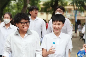 Thí sinh sau khi hoàn thành bài thi môn Toán Kỳ thi tốt nghiệp THPT năm 2025 - chiều 26/6.
