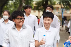 Thí sinh sau khi hoàn thành bài thi môn Toán Kỳ thi tốt nghiệp THPT năm 2025 - chiều 26/6.