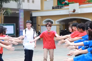 Thí sinh dự thi môn Ngữ văn - sáng 26/6 tại Điểm thi Trường THPT Trần Nhân Tông (Hà Nội).