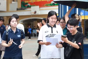 Thí sinh rời phòng thi với tâm trạng phấn khởi, thoải mái.