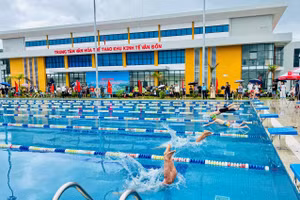 Giải bơi thu hút gần 250 vận động viên.