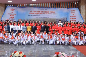 Bộ trưởng Nguyễn Kim Sơn cùng các đại biểu chụp ảnh kỉ niệm với thầy cô và các em học sinh Trường THCS Trọng Điểm (phường Hạ Long) trong ngày khánh thành trường hôm 19/8.