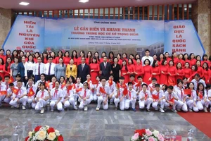 Bộ trưởng Nguyễn Kim Sơn cùng các đại biểu chụp ảnh kỉ niệm với thầy cô và các em học sinh Trường THCS Trọng Điểm (phường Hạ Long) trong ngày khánh thành trường hôm 19/8.