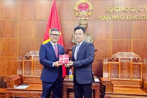 Thứ trưởng Lê Quân tặng quà Đại sứ Denny Abdi.