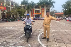 Phần thực hành với sự hướng dẫn trực tiếp của lực lượng CSGT.