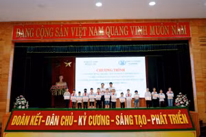 Các em học sinh được trao học bổng.