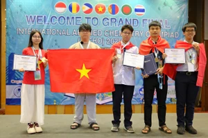 Các thí sinh Việt Nam trong lễ bế mạc và trao giải.