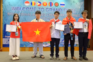 Các thí sinh Việt Nam trong lễ bế mạc và trao giải.