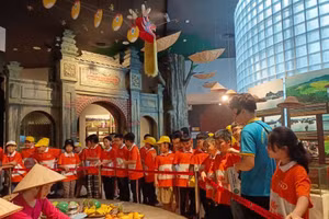 Học sinh tham quan tại tại Bảo tàng tỉnh Quảng Ninh.