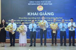 Lãnh đạo Sở GD&ĐT Hà Nội tặng hoa đại diện đơn vị đối tác và học viên. 