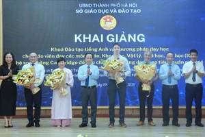 Lãnh đạo Sở GD&ĐT Hà Nội tặng hoa đại diện đơn vị đối tác và học viên. 