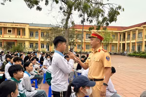 Cán bộ Đội CSGT đường bộ số 3 hướng dẫn kỹ năng lái xe cho các em học sinh.