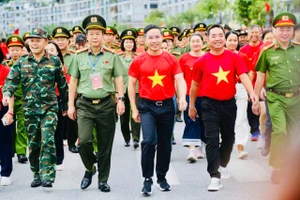 Hơn 30.000 người ở Quảng Ninh hưởng ứng sự kiện đi bộ ‘Cùng Việt Nam tiến bước’