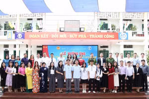 Các đại biểu, thầy cô giáo và các em học sinh tại lễ hưởng ứng.