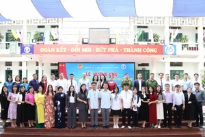 Các đại biểu, thầy cô giáo và các em học sinh tại lễ hưởng ứng.