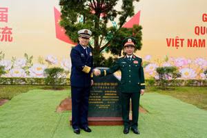 Hai Bộ trưởng thực hiện nghi lễ trồng cây hữu nghị tại Cửa khẩu quốc tế Móng Cái.