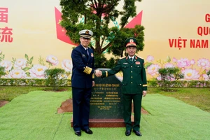 Hai Bộ trưởng thực hiện nghi lễ trồng cây hữu nghị tại Cửa khẩu quốc tế Móng Cái.