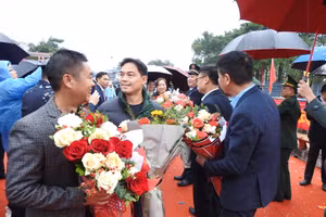 Đại diện huyện Bình Liêu tặng hoa các cư dân biên giới của Trung Quốc nhập cảnh vào Việt Nam.