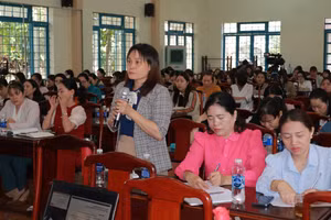 Cán bộ và giáo viên tham gia tập huấn.