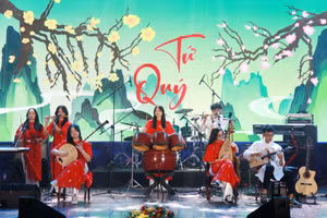 Học sinh tự tin biểu diễn những nhạc cụ truyền thống.