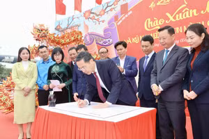 Ông Phạm Đức Ấn, Chủ tịch UBND tỉnh và lãnh đạo các sở, ngành cùng thực hiện nghi thức khai bút.